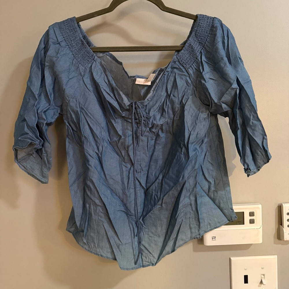 Hinge Blouse Womens Small Blue Chambray Off Shoulder Smocked Boho HL358870MI